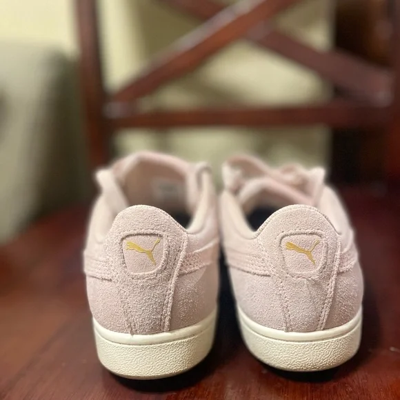 Light Pink Suede Pumas 💖 - Picture 4 of 7